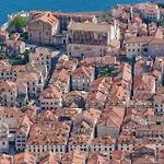 Apartman Cozy In With House Sea View