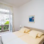 Apartman Cozy In With House Sea View