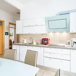 Apartman Cozy In With House Sea View